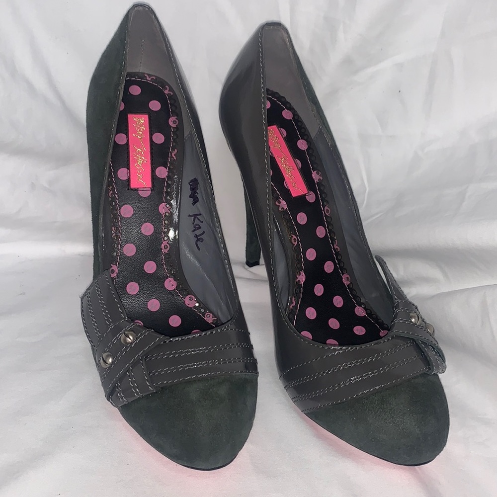 CRAZY BIG SALE!! Betsey Johnson grey suede round toe pumps size 8.5